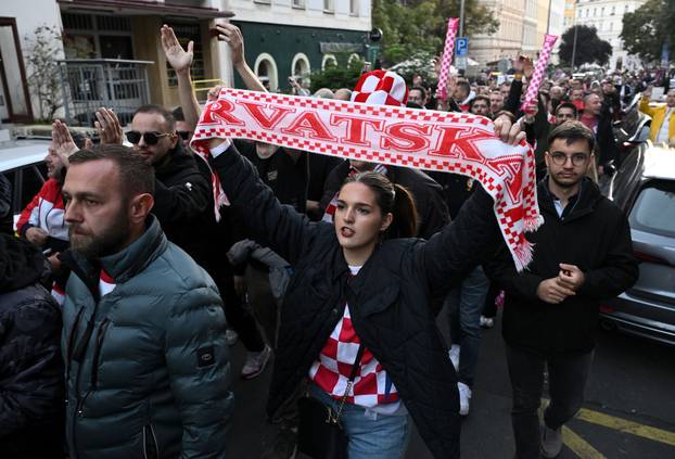 Prag: Hrvatski navijači u korteu idu do stadiona
