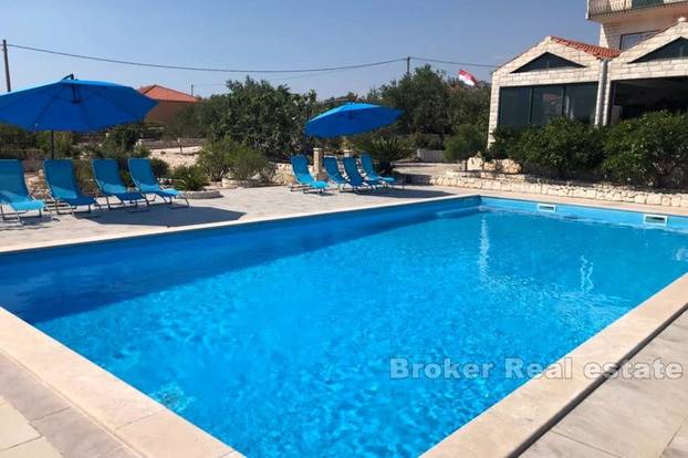 FOTO Kupite kuću s bazenom, a dobijete restoran u prizemlju, bazen i pogled na Rogoznicu!