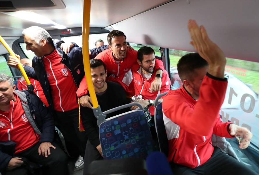 Pogledajte video iz busa: Čilić, Ćorić i društvo pili iz 'salatare