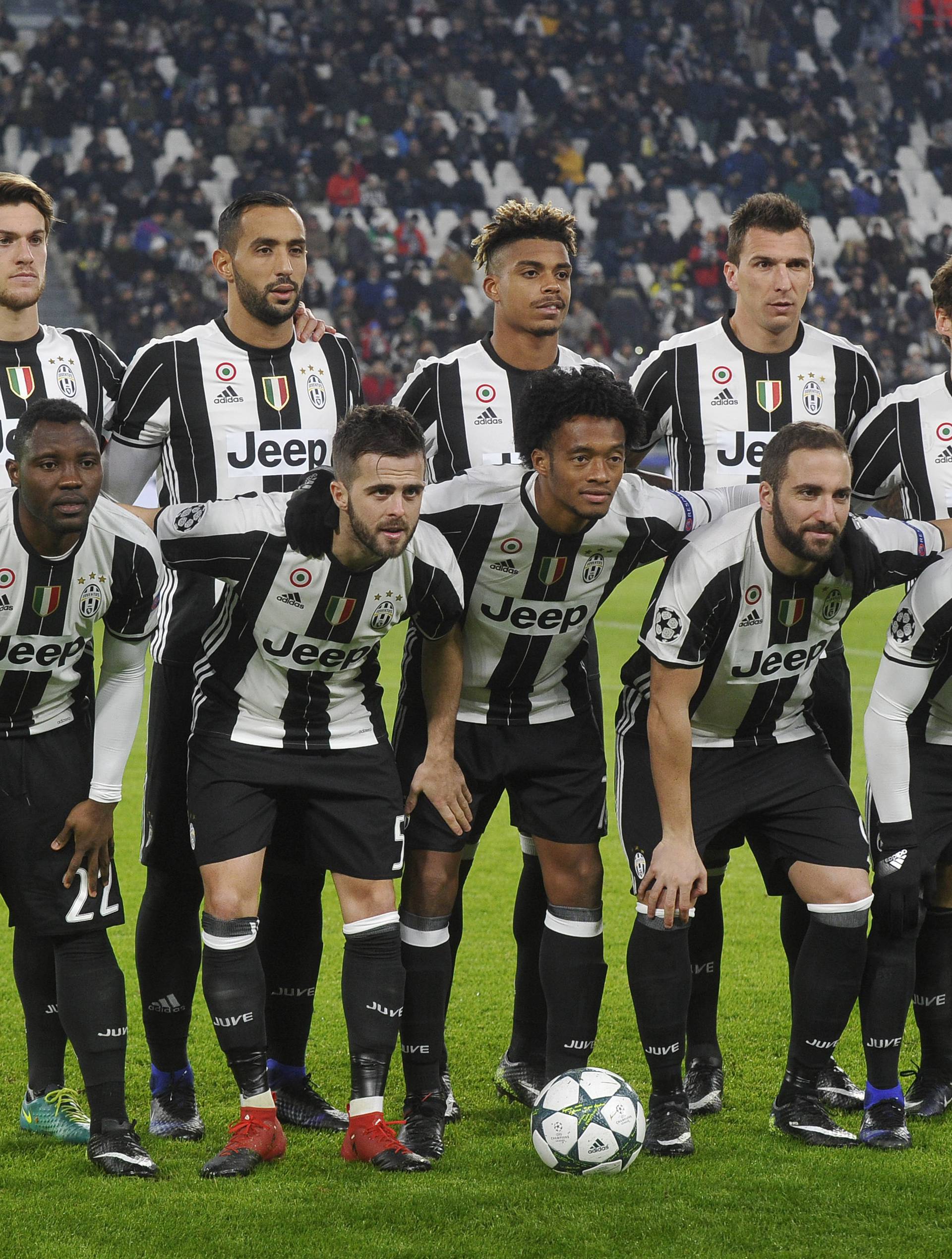 Juventus team group before the match