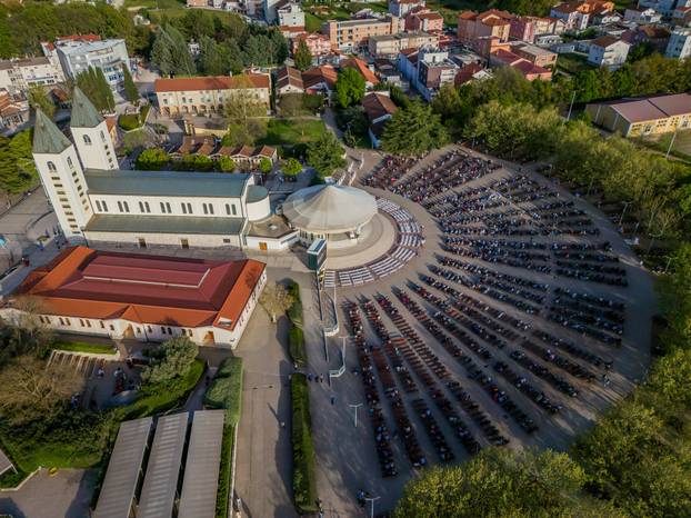 Međugorje: Poslijepodnevna misa ispred crkve sv. Jakova na Uskrs