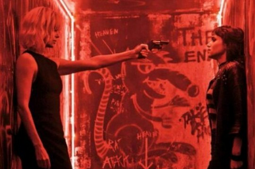 Charlize je akcijska zvijezda: Atomska plavuša slama kosti