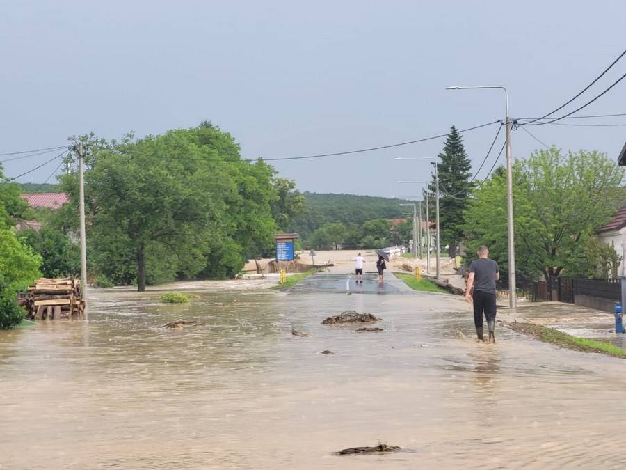 Jako nevrijeme poplavilo kuće, dvorišta i ceste diljem Hrvatske: 'U Požegi je palo 63 l/m2 kiše'