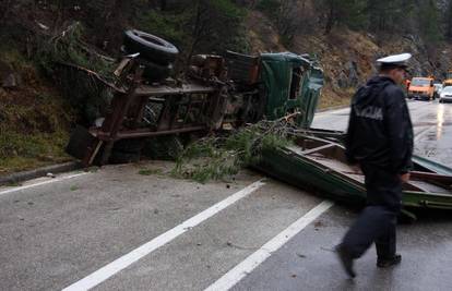 Sletio u provaliju: Strašna smrt vozača kamiona (33)