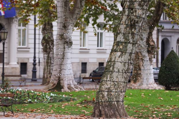 Zagreb: Zasvjetlile prve adventske lampice u parku Zrinjevac