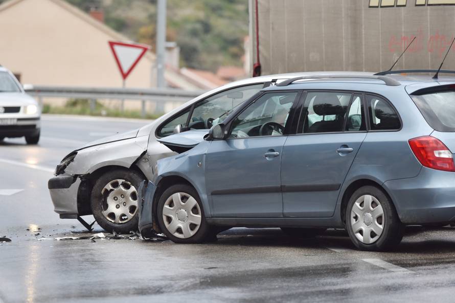 Sudar dva osobna vozila u naselju Njivice nedaleko Å ibenika