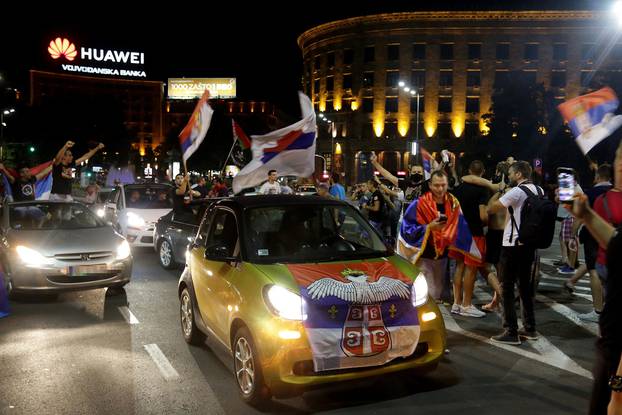 After the first results of the parliamentary elections, supporters of the Montenegrin opposition in Serbia gathered in front of the Serbian Parliament to celebrate the victory.Simpatizeri opozicije Crne Gore u Srbiji po dobijanju prvih rezultata parlame