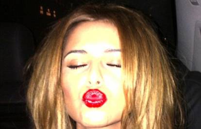 'Ljubite se kao ja': Cheryl na Twitteru reklamira ruž za usne