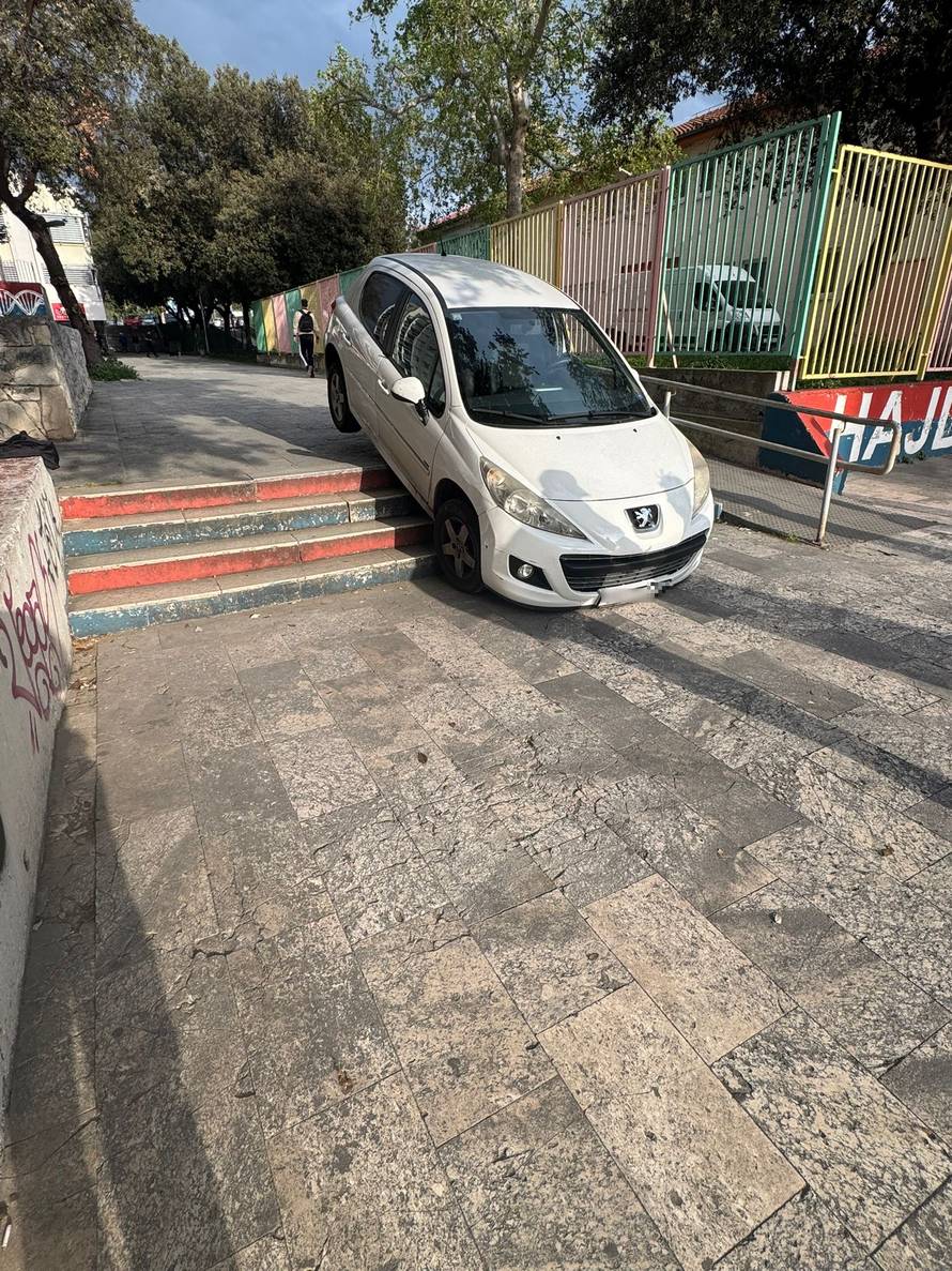 FOTO Genijalac u Splitu autom išao niz stepenice pa zapeo