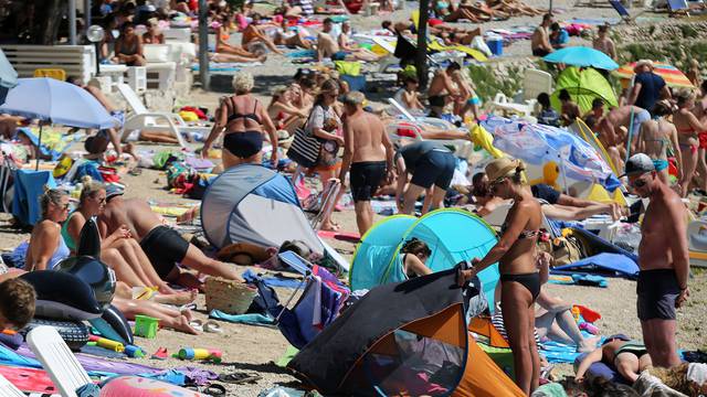 Murter: Plaža Slanica puna je kupača kao u jeku sezone na kakvu smo navikli
