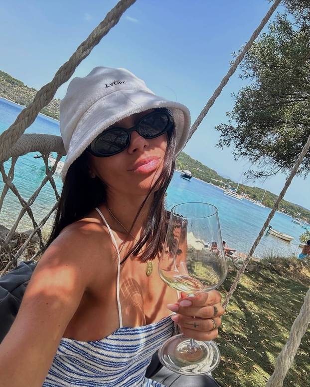 Supruga bivšeg dinamovca je zabljesnula na crvenom tepihu: Hvali se i fotkama u badiću!