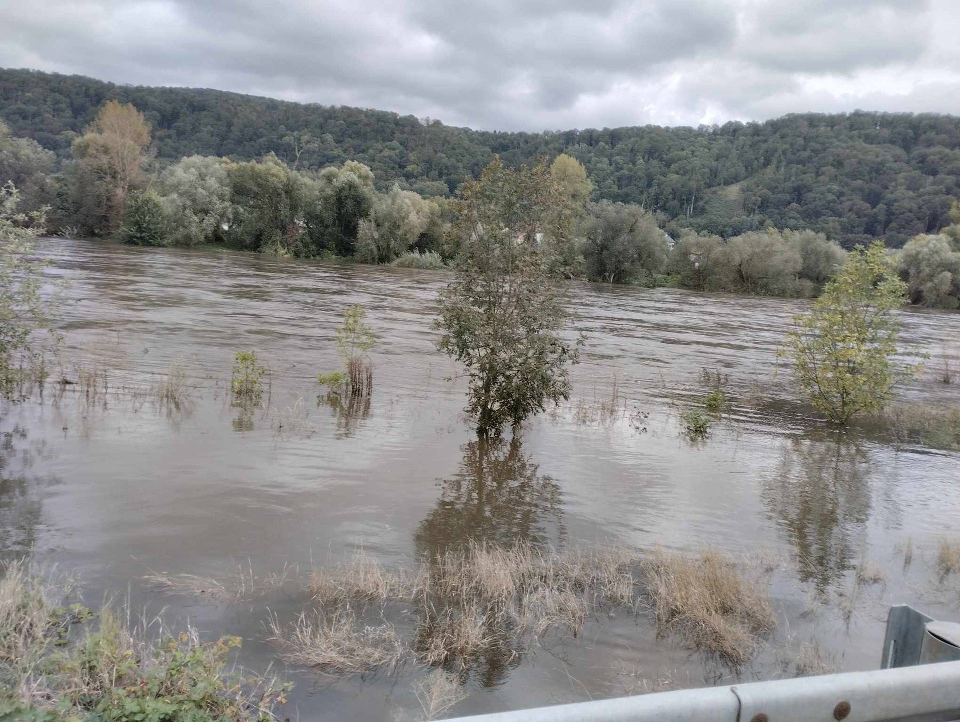 VIDEO Raste broj žrtava, Hrvati u kaosu oluje: 'Ceste su kao bujice, nose sve pred sobom'