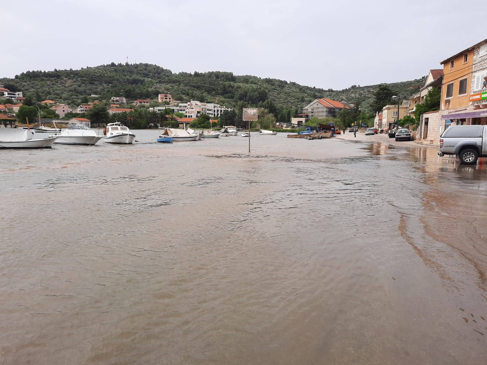 Meteorološki tsunami pogodio Velu Luku, nasukale se brodice