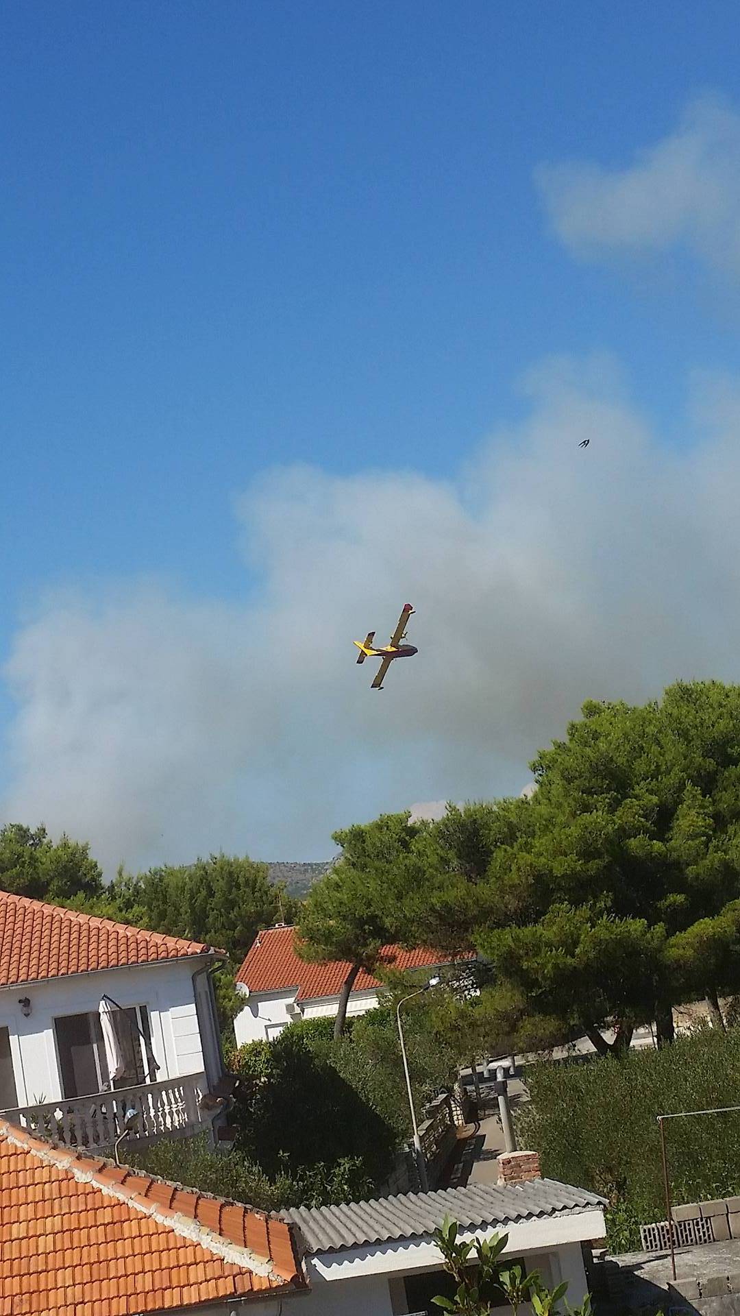 Šibenik: Planula su dva velika požara, gasili i kanaderi