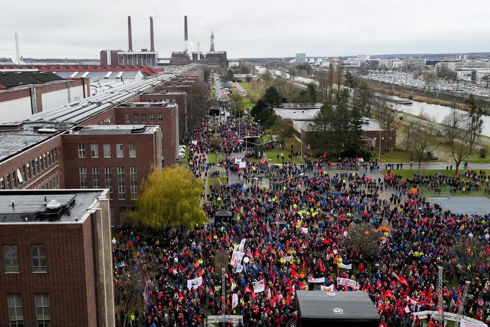 Angry VW workers faced with wage cuts, layoffs strike across Germany