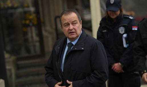 Ivica Dačić: Uhitili smo Hrvaticu, nasilno je htjela ući u zgradu gdje je ured predsjednika Srbije