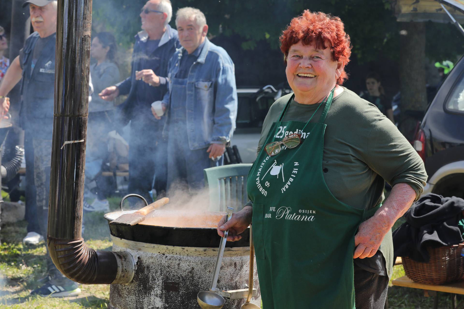 Osijek: Članovi Udruge majstora kotlića Slavonije i Baranje pripremili 2500 porcija graha  
