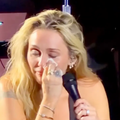 Miley Cyrus zaplakala dok je odavala po&ccaron;ast svojoj kumi  Dolly Parton: 'Nedostaje mi...'