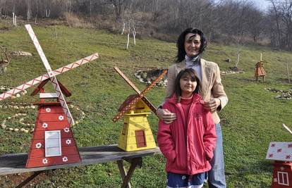 Obitelj izrađuje drvene kućice kako bi kćeri platili liječenje