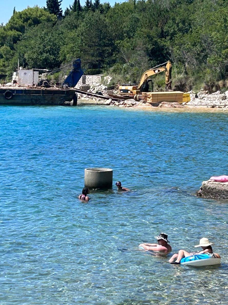 Iskrcali bager kraj kupača i krenuli raditi: 'More je postalo smeđe boje, mrlja se proširila'