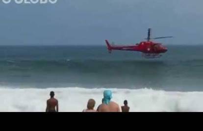 Potonuo je ispred stotina ljudi: Helikopter pao u more na plaži