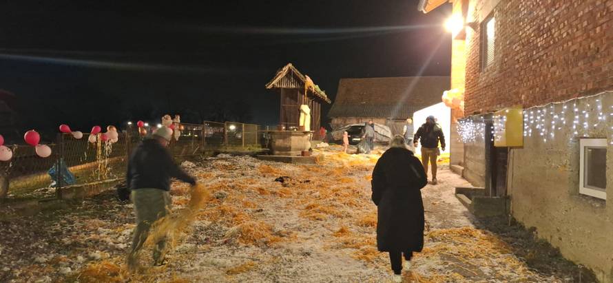 VIDEO Dobili bebu, a susjedi im zatrpali dvorište trakicama: 'Neka, rodila nam se kći Tessa'