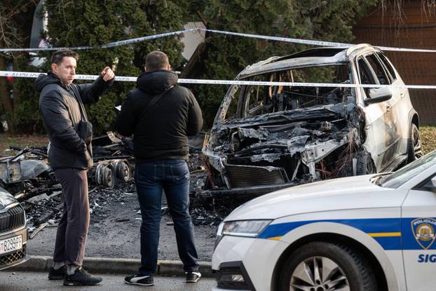 Zagreb: U Zapruđu u potpunosti izgorjela kamp prikolica, požar zahvatio i susjedna vozila