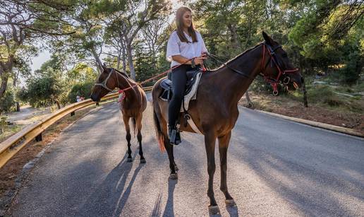 FOTO Ena iz Zagreba na splitski Marjan dovela konje i učinila pogled na grad još ljepšim