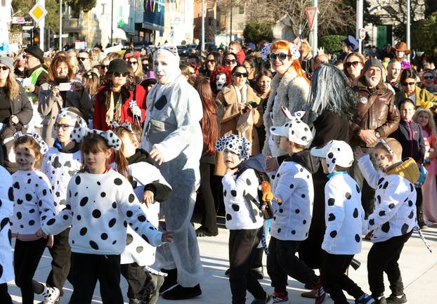 Šibenik: Maškarana povorka Šibenskog krnjevala 2026. prošetala je gradom sa 300 Dalmatinera