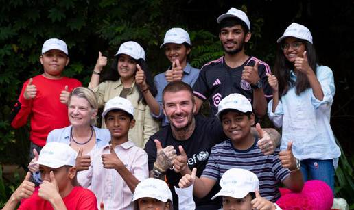 VIDEO Nekoć nije puštao loptu, sad se primio palice. Beckham s djecom u Indiji zaigrao kriket