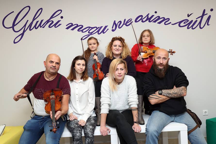 Gluhe uči svirati violinu: Njima je promijenila život zauvijek...