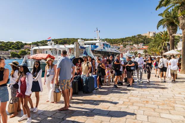 Gužva u gradu Hvaru na ukrcaj i iskrcaj sa katamarana