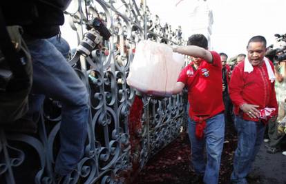 Prosvjednici si izvadili krv i prolili ju kod zgrade vlade