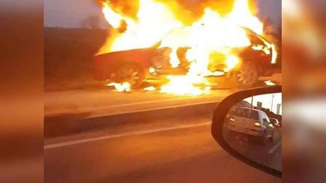 Auto se zapalio nasred ceste: 'Vatra ga doslovce progutala'