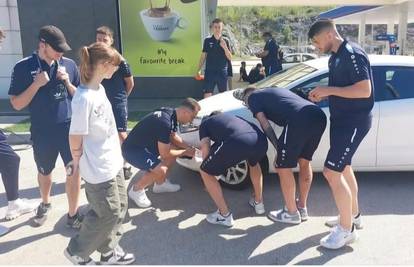 Hrvatski nogometaši pomogli ženi u nevolji: Pukla joj guma, a oni odmah zaustavili autobus...