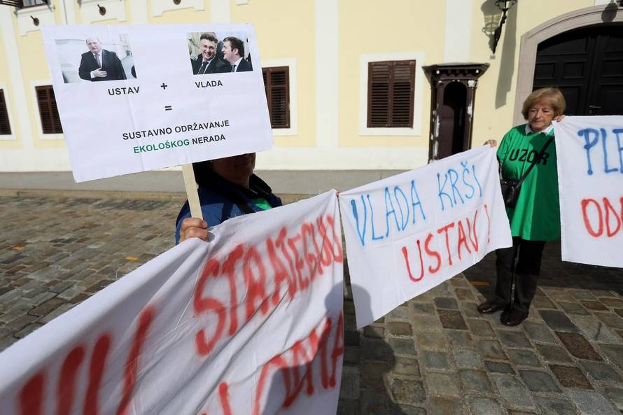 Zagreb: Performans "Hrvatska (EU) smetliÅ¡te za generacije" ispred Vlade RH