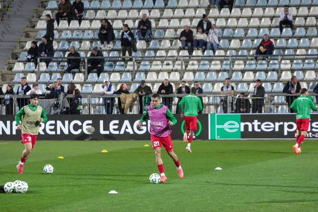 Zagrijavanje nogometaša uoči uzvratne utakmice Rijeke i Omonoije u doigravanju za osminu finala Konferencijske lige