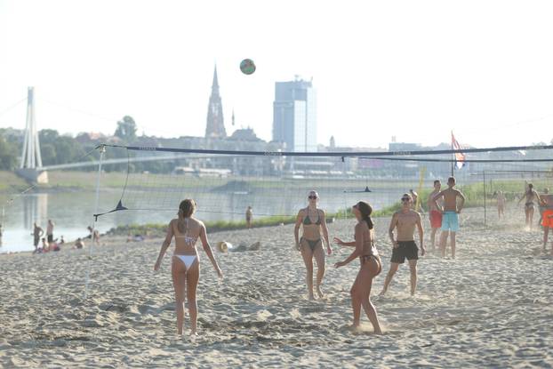 Osijek: Visoka temperatura je  izmamila mnogobrojne građane na osvježenje u Dravi
