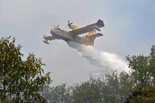 FOTO Kanaderi cijeli dan u akciji: Pogledajte kako gase požare diljem Dalmacije