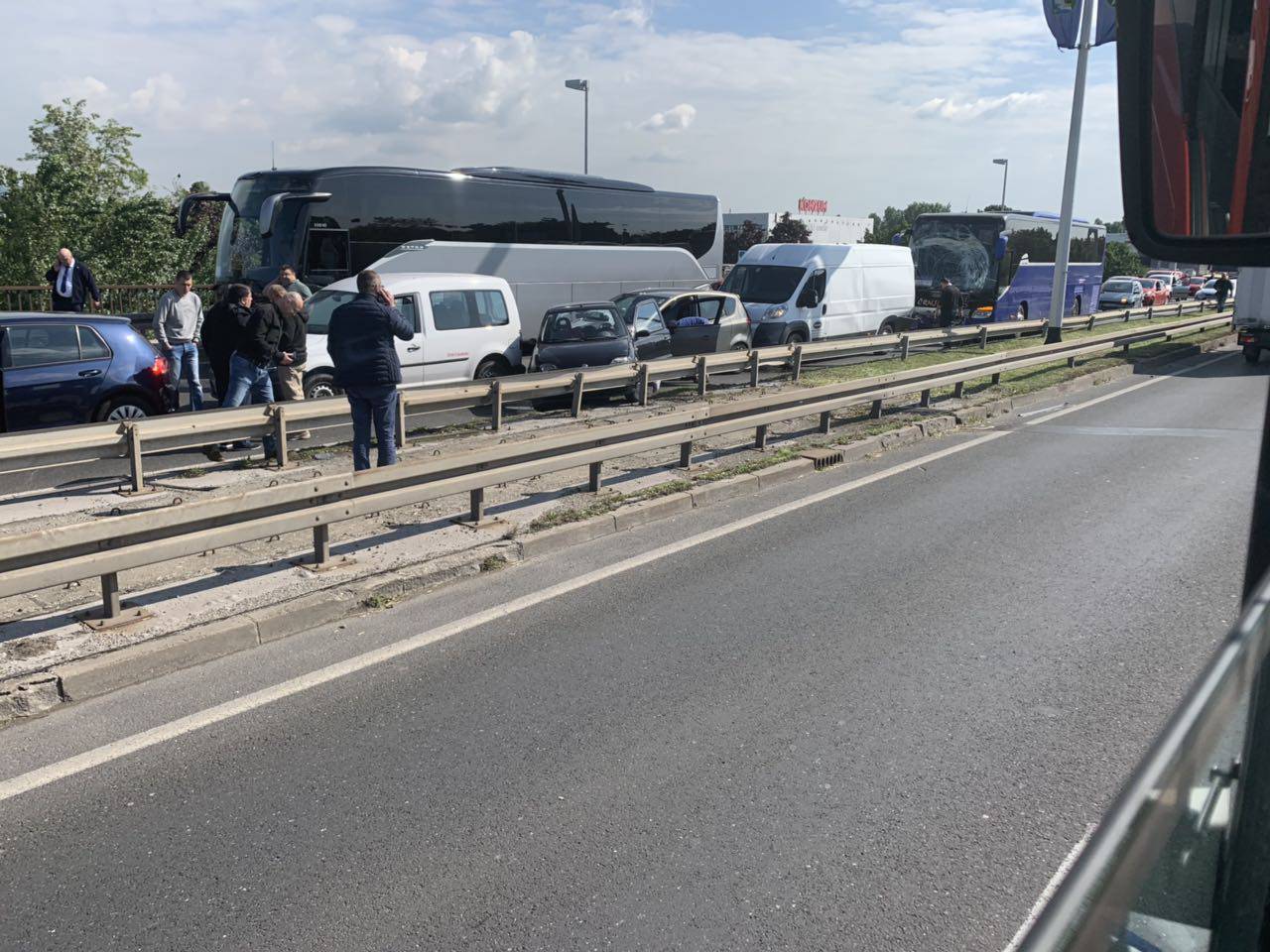 Kaos u Zagrebu: Bus udario u kombi i 'pomeo' još pet vozila