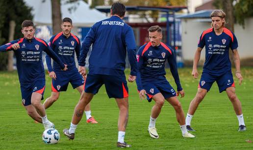 FOTO Dalićevi 'vatreni' trenirali na pomoćnom terenu: I Ćorluka u 'ševi', Ladić imao što za reći