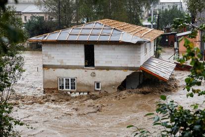 FOTO Poplave poharale Europu, u Austriji poginuo vatrogasac: 'Još nije gotovo, najgore dolazi'