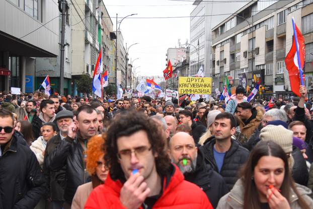 Niš: Studenti i građani nakon prosvjedne šetnje odali počast stradalima u Novom Sadu u padu nadstrešnice
