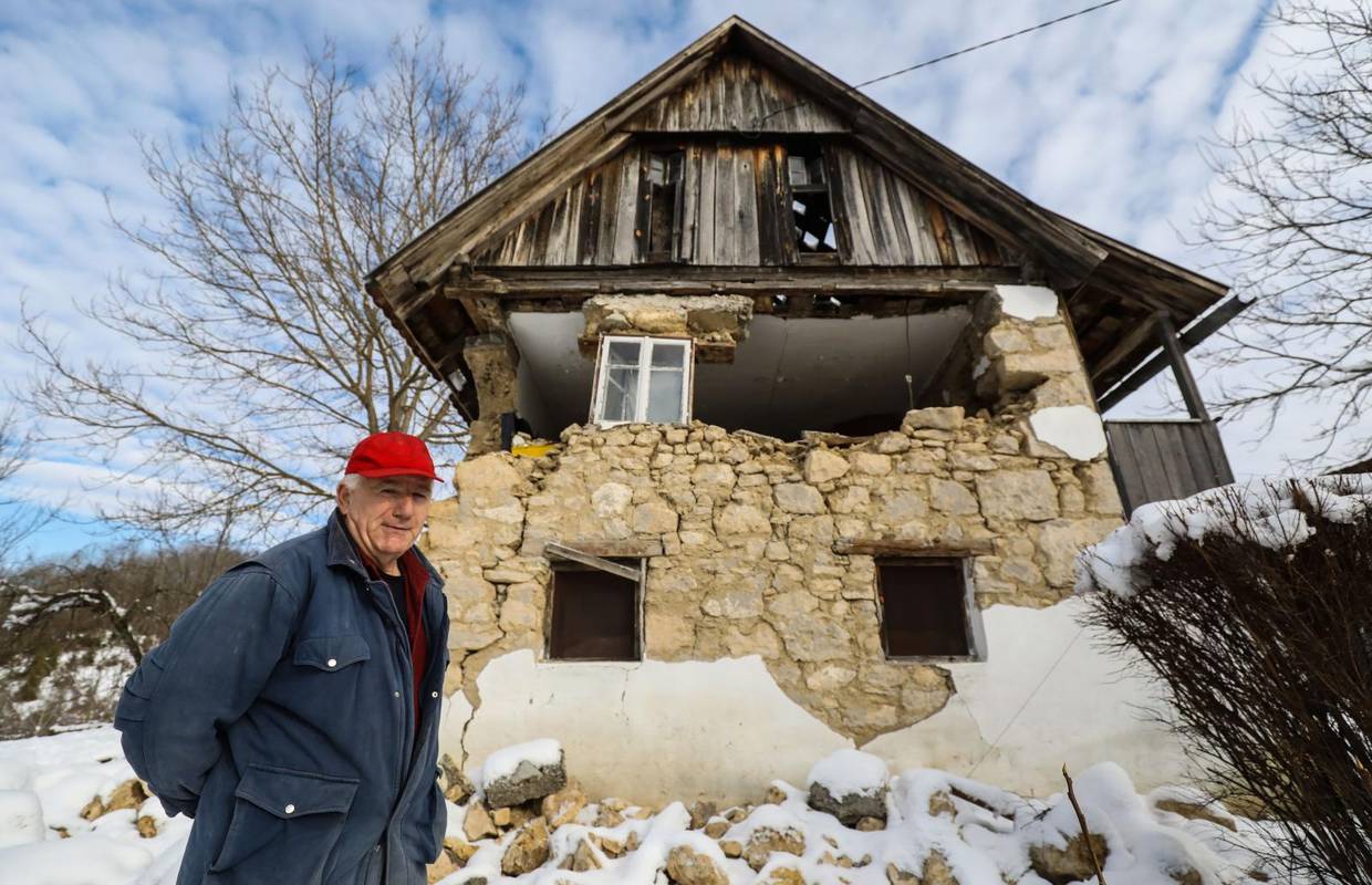 Draganu (68)  iz Buzeta kraj Gline kuću doslovno drži prozor: 'Ako on pukne, ode i moj dom...'