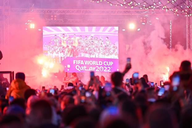 Split: Bakljada navijača na rivi povodom dolaska Vatrenih