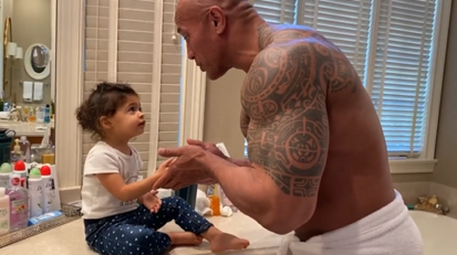 The Rock pjevao kćerkici kako bi ju naučio da mora prati ruke