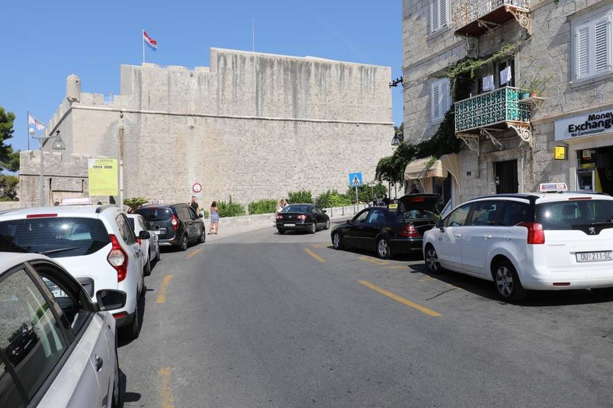Dubrovnik: Na predjelu PloÄa dvije osobe propucale taksista