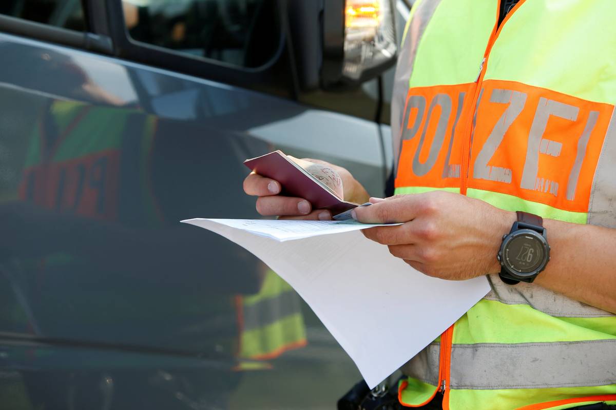 Nijemci u vožnji držali djecu straga bez dječjih sjedala, a bebu stavili na pod automobila