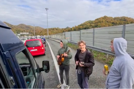 VIDEO Tamburaški sastav zapeo u koloni na putu za gažu pa izašli iz kombija i zapjevali