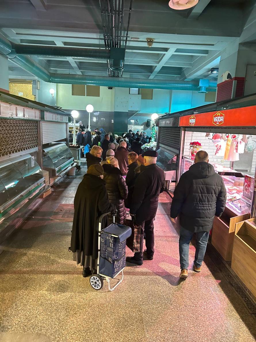 FOTO Gužva na tržnici Dolac: Najviše se kupuju odojci i zelje, a ovo su novogodišnje cijene...